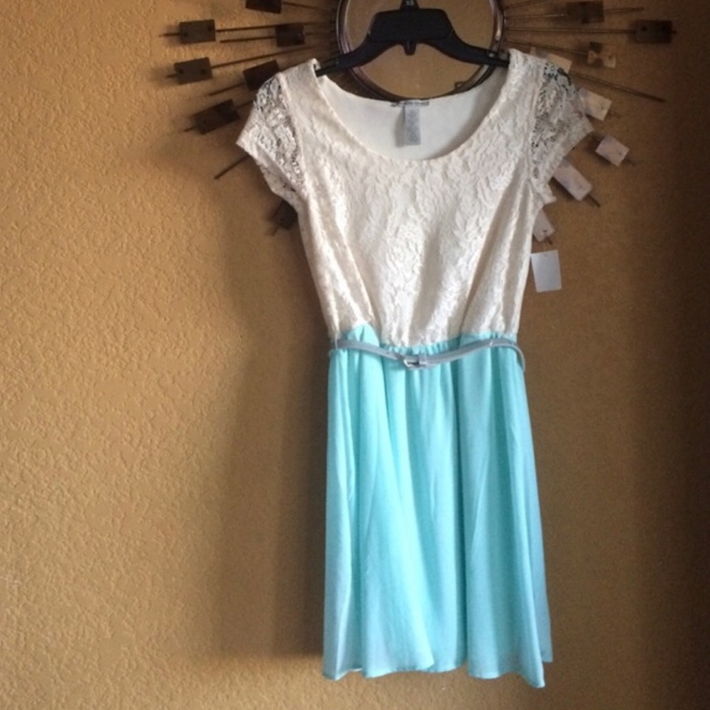 White Lace w/ Tiffany Blue bottom *BELT MISSING*